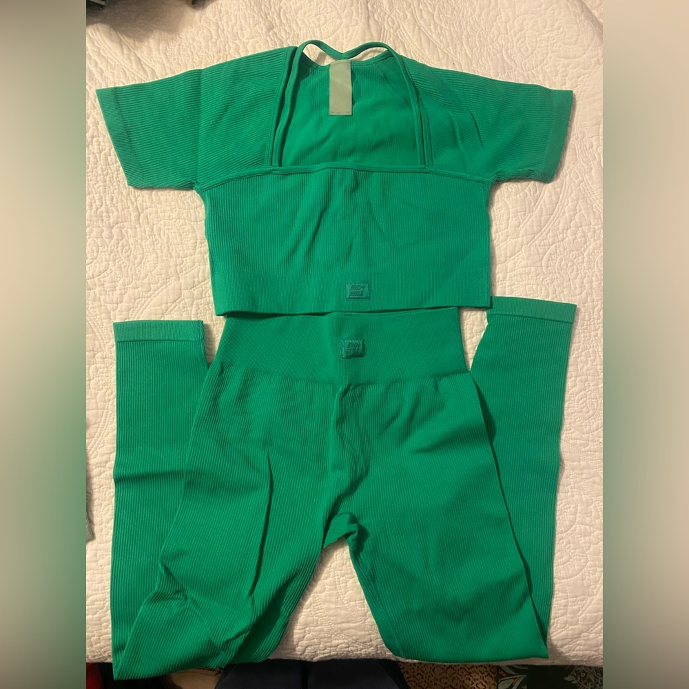 Like new, green Bo and tee set.